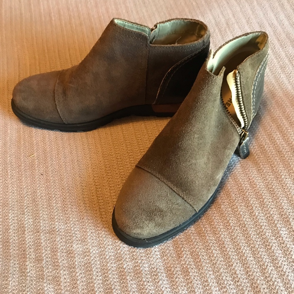 Size 7 grey/tan/green boot. Sorel